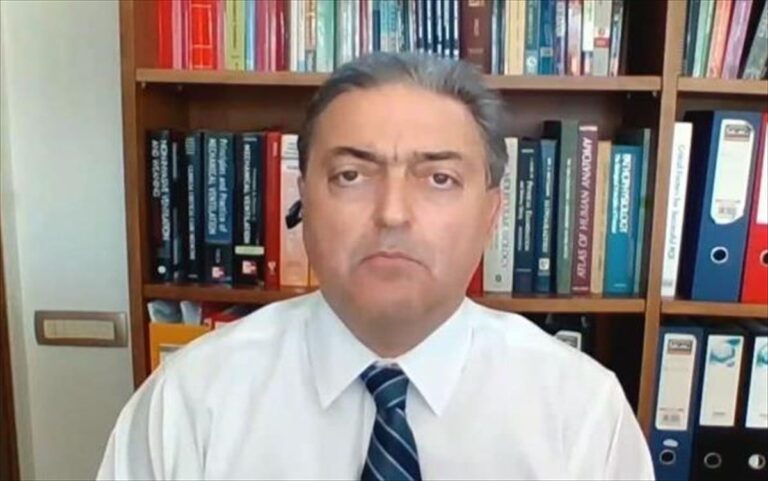 Βασιλακόπουλος: «Λάθος μήνυμα το ότι τελειώσαμε με τον κορωνοϊό»