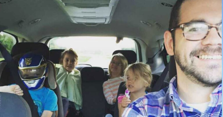 «Με βλέπουν με τα 4 παιδιά μου και νομίζουν ότι απλά βοηθώ τη γυναίκα μου. Όμως τα μεγαλώνω μόνος»