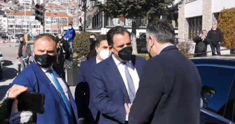 Καστοριά: Οργή πολιτών προς Άδωνι – «Με πληρωμένες βενζίνες από τον ελληνικό λαό ήρθες;»