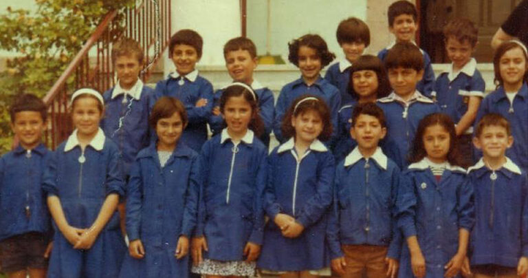 40 χρόνια πριν, στις 6 Φεβρουαρίου του 1982, η σχολική ποδιά μπήκε στο χρονοντούλαπο της ιστορίας