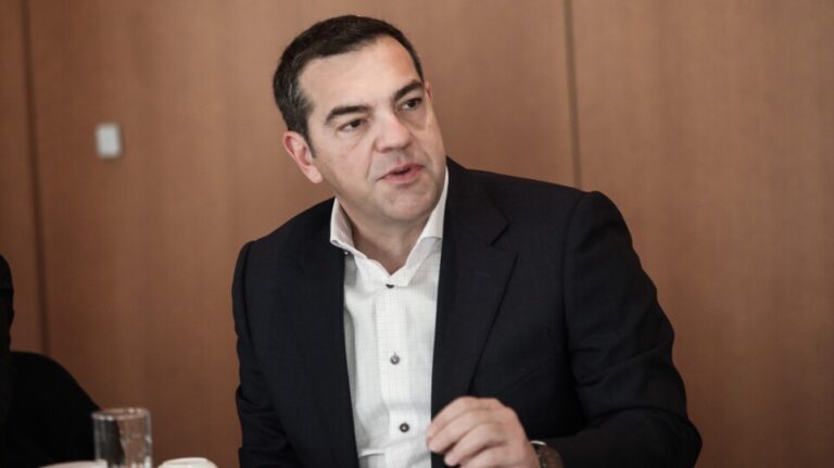 Τσίπρας: «Τα νοικοκυριά δεν έχουν να βγάλουν το μήνα κι εσείς κάνετε πάρτι με το δημόσιο χρήμα»