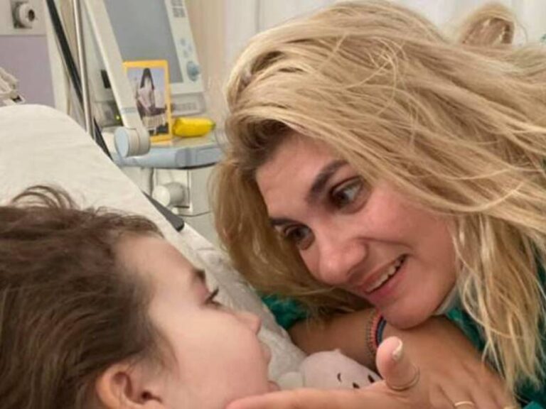 «Έχω θυμώσει γιατί αφήσατε τη αγκαλιά μου άδεια»: Η μαμά της Τζωρτζίνας συγκινεί για την απώλεια των 3 κορών