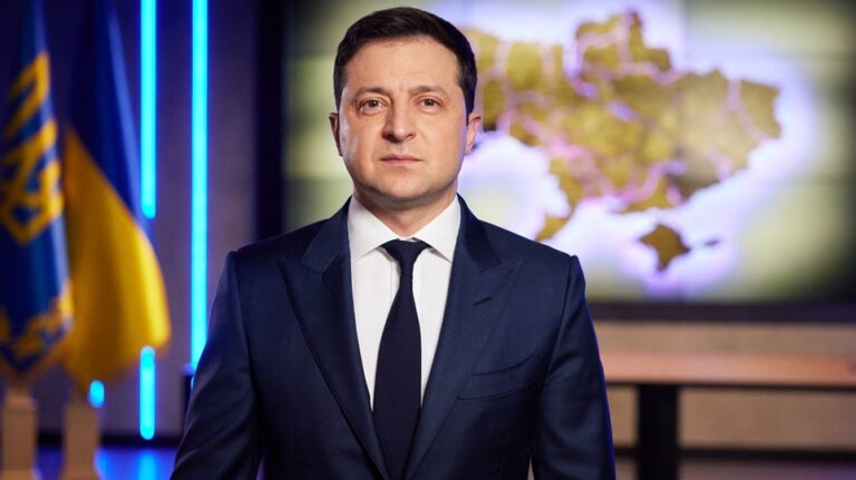 Παλαιότερες φωτογραφίες του Βολοντιμίρ Ζελένσκι με στρατιωτική περιβολή παρουσιάζονται ως πρόσφατες