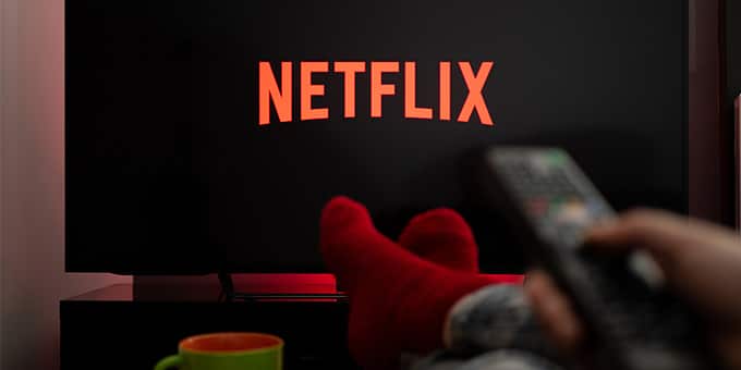 Το Netflix αρχίζει να χρεώνει όσους κάνουν κοινή χρήση των κωδικών τους