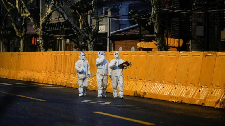 Lockdown επιβάλει η Κίνα: «Κλείνει» η Σανγκάη με 3.500 κρούσματα κορωνοϊού