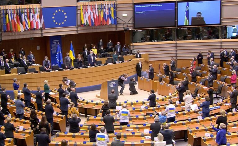 Oμιλία Ζελένσκι στο ευρωκοινοβούλιο: Λύγισε ο μεταφραστής και ξέσπασε σε κλάματα