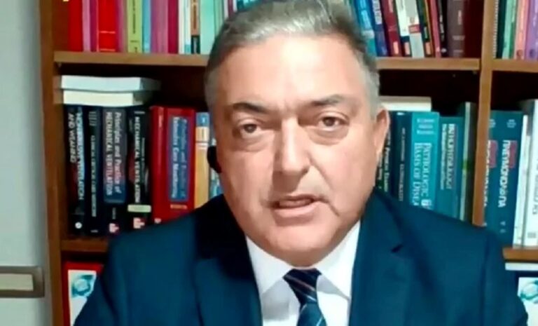 «Πρέπει να προστατευτώ από τον ανεμβολίαστο που θα τρώει στην ίδια ταβέρνα με εμένα»