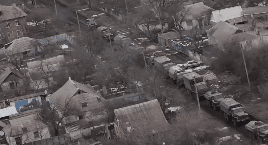 «O Πούτιν δεν είναι τρελός και η Ρωσία δεν θα αποτύχει» 4 54848627-10570529-A_convoy_of_Russian_vehicles_is_seen_parked_along_a_residential_-a-27_1646278375363_2