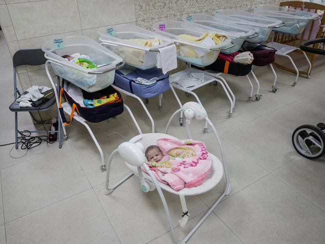 Πόλεμος στην Ουκρανία: Μωρά στα αζήτητα - Η τραγωδία των βρεφών που γεννήθηκαν από παρένθετες μητέρες μέσα στον πόλεμο