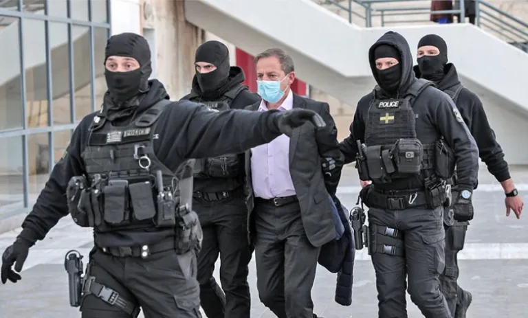 Άγριος καβγάς Κούγια-Βλάχου: «Άντε πήδα καμιά μάντρα εσύ»