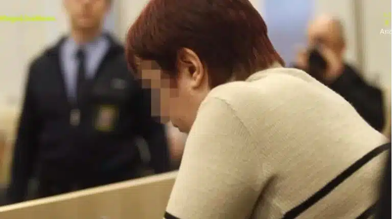 Ανατριχιαστικό: Πώς μια 32χρονη μητέρα έπνιξε τα τρία της μωρά με το πανάκι για τα σάλια – Σε 5 χρόνια στη Γερμανία