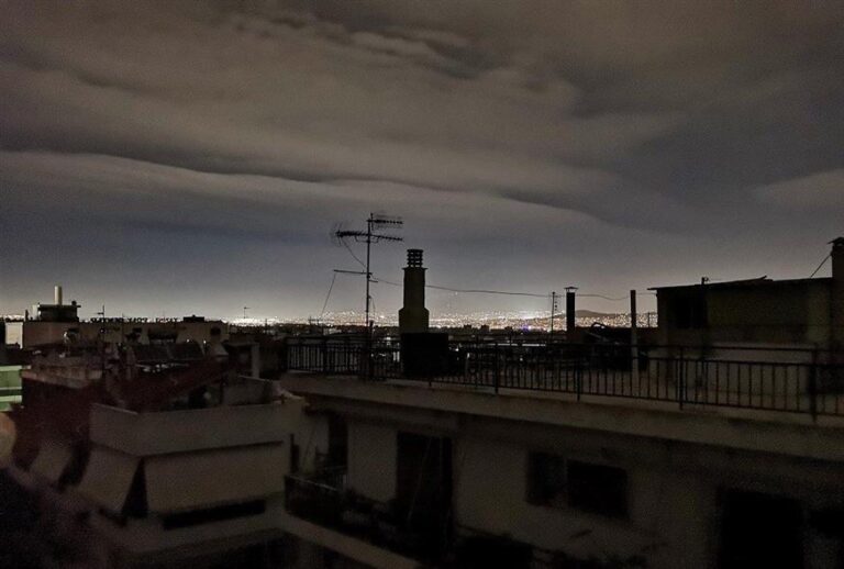 Ακρίβεια: Οι αυξήσεις στο ρεύμα οδηγούν σε χρεοκοπία τους Δήμους – Φόβοι για μπλακ άουτ