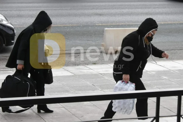«Αφήστε μας ήσυχες» – Στη ΓΑΔΑ η μητέρα και η αδερφή της Ρούλας Πισπιρίγκου