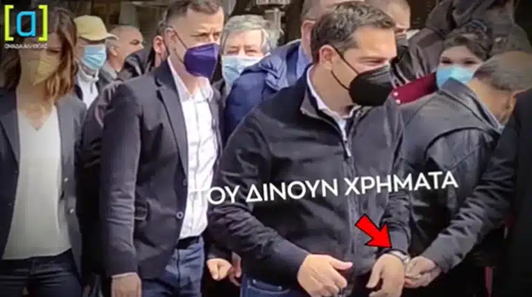 Απίθανο στιγμιότυπο: Βάζουν κρυφά στην τσέπη του Τσίπρα χρήματα…για να τα δώσει μετά στους μουσικούς