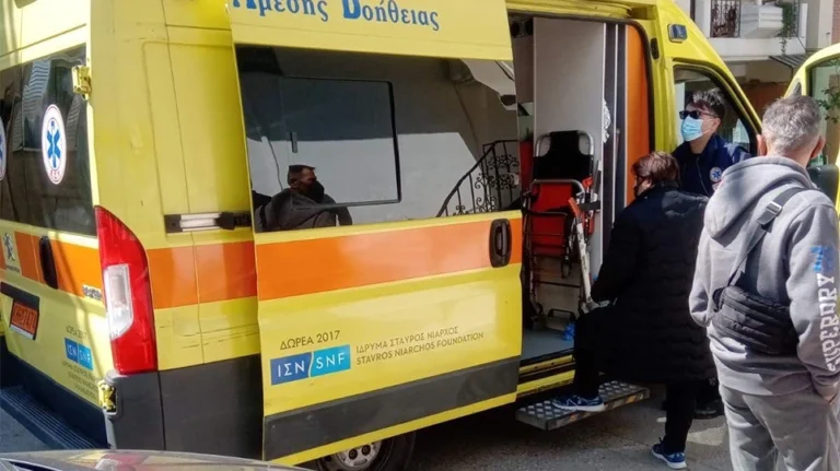 Σοκ στο Αιγάλεω: Πέταξε τα ανίψια της από το μπαλκόνι και μετά έπεσε στο κενό