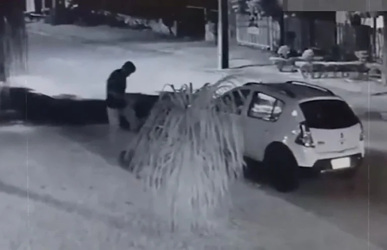 Ανδρας έπιασε τη γυναίκα του να τον απατά με άστεγο