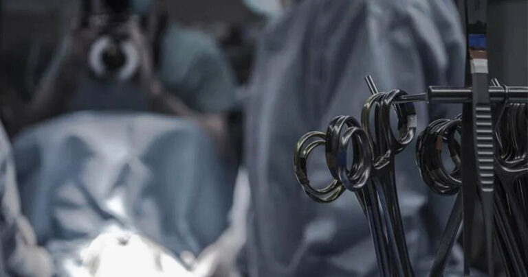 Απογευματινά χειρουργεία: Μόνο με μετρητά μετά το μεσημέρι για επέμβαση στα δημόσια νοσοκομεία – Το κόστος και οι αμοιβές