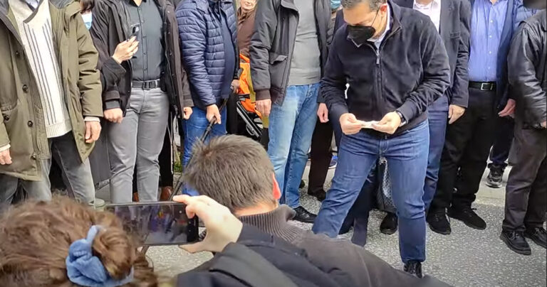 O Αλέξης Τσίπρας έδωσε χρήματα σε μουσικούς του δρόμου στην Καλαμαριά