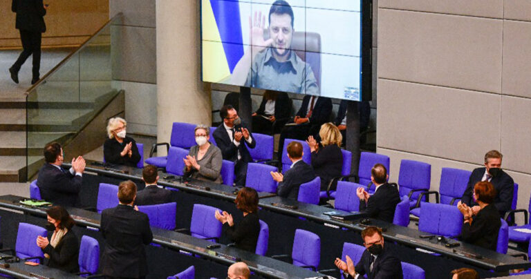 Οι Γερμανοί βουλευτές σηκώθηκαν και άρχισαν να χειροκροτούν τον Ζελένσκι