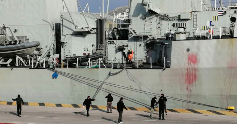 Πειραιάς: Mέλη του ΚΚΕ πέταξαν κόκκινες μπογιές σε πλοίο του ΝΑΤΟ