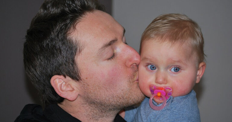 «Mετά από 7 αποτυχημένες προσπάθειες, υιοθετήσαμε το μωρό μας»: Η αληθινή ιστορία ενός πατέρα