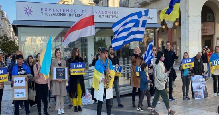 Θεσσαλονίκη: Ουκρανοί τραγούδησαν τον Εθνικό Ύμνο της Ελλάδας στην πλατεία Αριστοτέλους