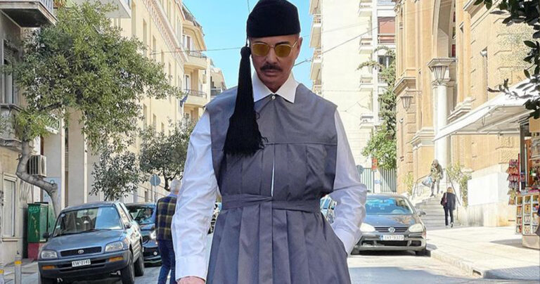 O Λάκης Γαβαλάς πόζαρε ντυμένος «σύγχρονος τσολιάς» για την 25η Μαρτίου