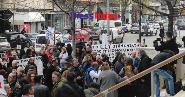 Δίκη Κούβελα: Συγκέντρωση αντιεμβολιαστών υπέρ του καθηγητή έξω από τα δικαστήρια