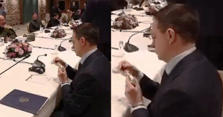 «Νόμιζα ότι ήταν βότκα»: Ρώσος αξιωματούχος πέρασε το αντισηπτικό για ποτό στο τραπέζι των διαπραγμετύσεων
