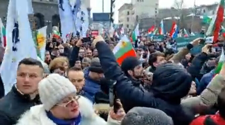 Οι Βούλγαροι λένε όχι σε αποστολή όπλων στην Ουκρανία – Φώναζαν «Έξω το ΝΑΤΟ» μπροστά στον Αμερικανό ΥΠΑΜ