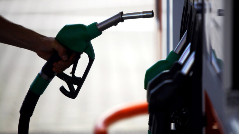 Έρχεται νέα αύξηση στην τιμή της βενζίνης και η κυβέρνηση δίνει 13 ευρώ το μήνα επίδομα