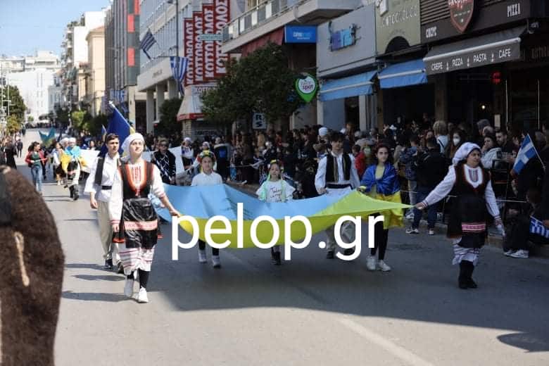 Συγκίνηση στην Πάτρα: Παρήλασαν Ουκρανοί πρόσφυγες 6 Συγκίνηση στην Πάτρα: Παρήλασαν Ουκρανοί πρόσφυγες ΦΩΤΟ
