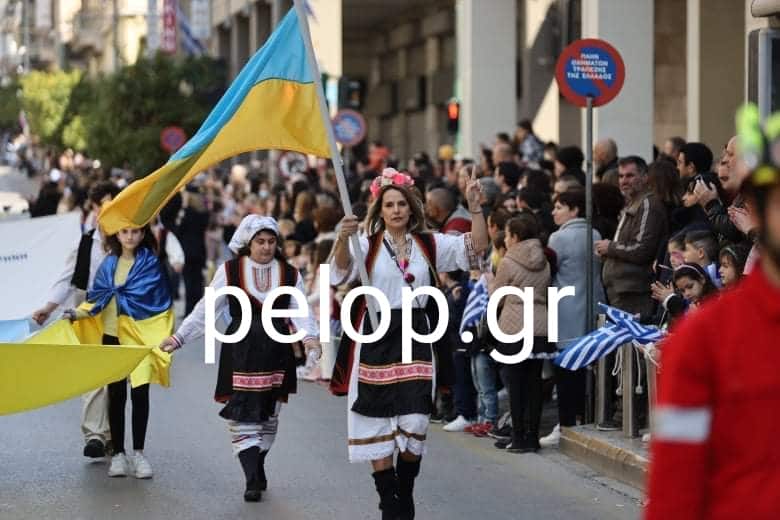 Συγκίνηση στην Πάτρα: Παρήλασαν Ουκρανοί πρόσφυγες ΦΩΤΟ