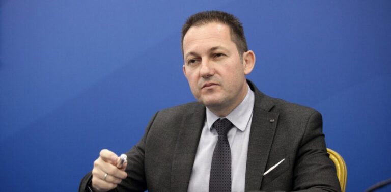Ο Πέτσας ζητά να κρατάμε μικρό καλάθι στο σούπερ μάρκετ