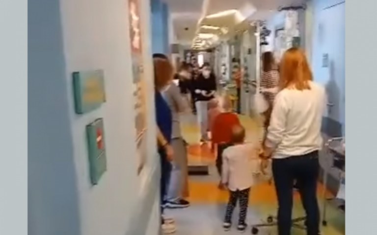 Θεσσαλονίκη: Συγκινεί η παρέλαση παιδιών με καρκίνο στο Ιπποκράτειο