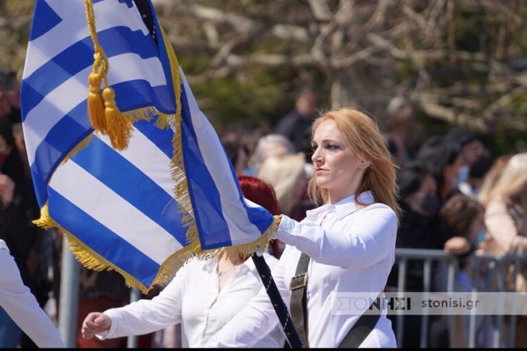 Υποκλινόμαστε στην 37χρονη μαμά 3 παιδιών που παρέλασε ως σημαιοφόρος με το Εσπερινό ΕΠΑΛ Μυτιλήνης!