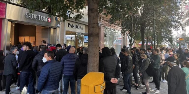 Όχι δεν περιμένουν για ψωμί ή ηλιέλαιο -Ουρές στην Ερμού για ένα ρολόι