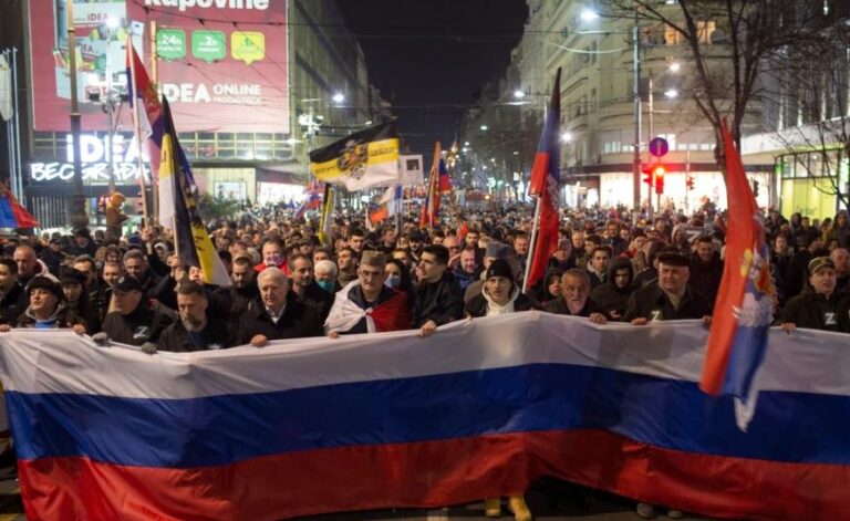 Χιλιάδες Σέρβοι διαδήλωσαν υπέρ του Πούτιν και της Ρωσίας