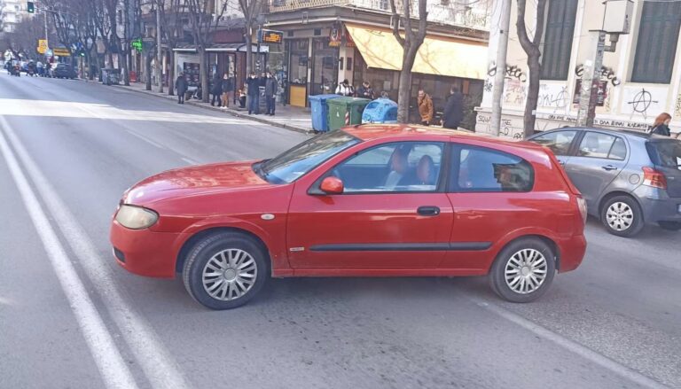 Μόνο στην Ελλάδα: Παράτησε το ΙΧ του στη μέση του δρόμου και έφυγε