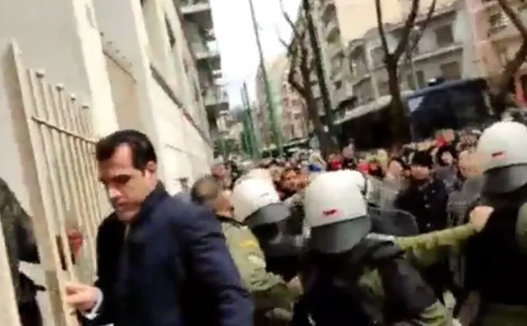 Έτρεξε να κρυφτεί ο Πλεύρης από την οργή των υγειονομικών