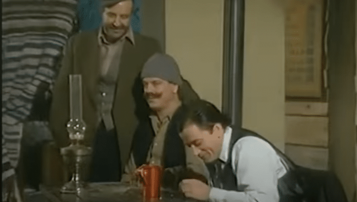 «Αρίστο τη βρήκες;»: Η θρυλική σκηνή των «Απαράδεκτων» που γυρίστηκε 40 φορές λόγω νευρικού γέλιου του Παπαδόπουλου