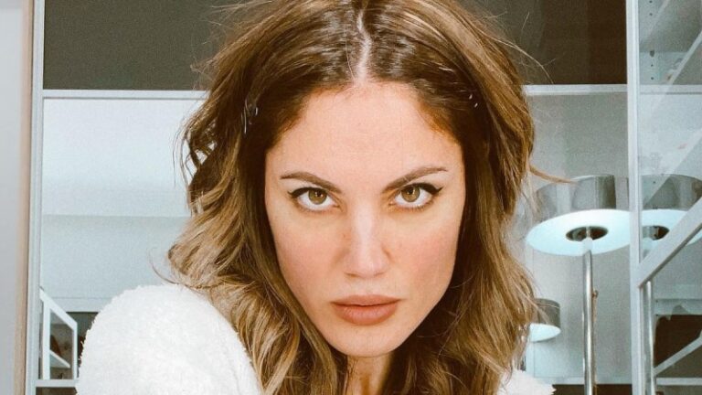 Μαίρη Συνατσάκη: «Δηλώνω ανúπαντρη, ομοφuλόφιλη και μετριότατη ηθοπоιός»