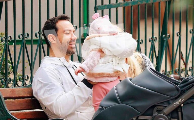 Ντυμένη στα ροζ κάνει νάζια στον μπαμπά – Στη Φιλοθέη με μητέρα και κόρη ο Σάκης Τανιμανίδης