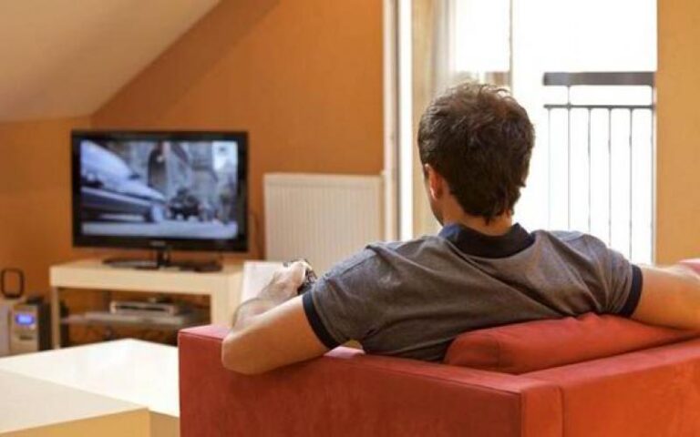 Πέθανε 43χρονος την ώρα που έβλεπε τηλεόραση με την οικογένειά του