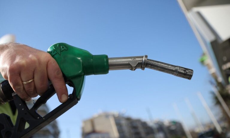 Oι 10 εντολές σοκ λόγω βενζίνης: Τέλος ΙΧ τις Κυριακές – Τηλεργασία 3 μέρες/βδομάδα