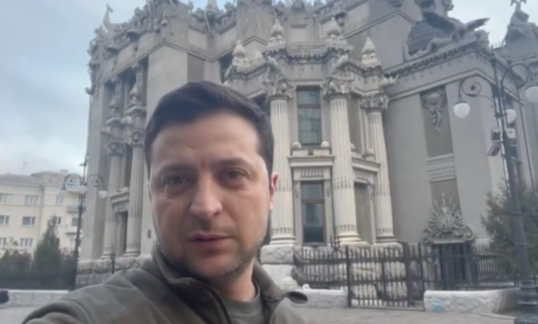 Ζελένσκι σε Μακρόν: «Θέλω να μιλήσω με τον Πούτιν, αλλά δεν μου σηκώνει το τηλέφωνο»
