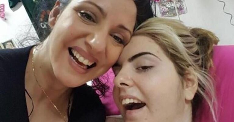 «Προσεύχομαι να μη πεθάvω πρώτη»: Ράκος η μητέρα της Ασπασίας που πυροβολήθηκε από τον μπαμπά της