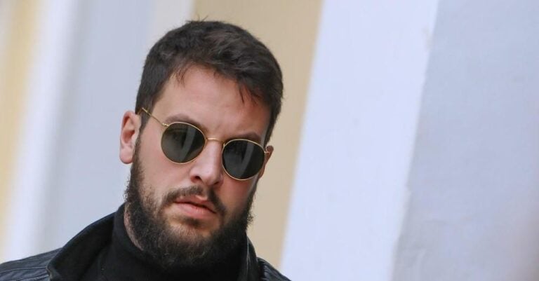Ξανά με εμφάνιση «Next Top Model» στην ανακρίτρια ο Μάνος Δασκαλάκης – Τον «δικάζει» το Τwitter