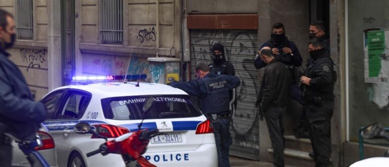 Τρόμος στην Πατησίων: Ληστές δάγκωσαν και ξυλοκόπησαν 30χρονο για να του αρπάξουν κινητό και πορτοφόλ