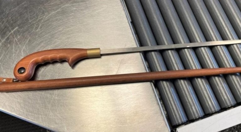 Βρήκαν σπαθί μέσα σε μπαστούνι επιβάτη: Ο κάτοχος αγνοούσε την ύπαρξη του